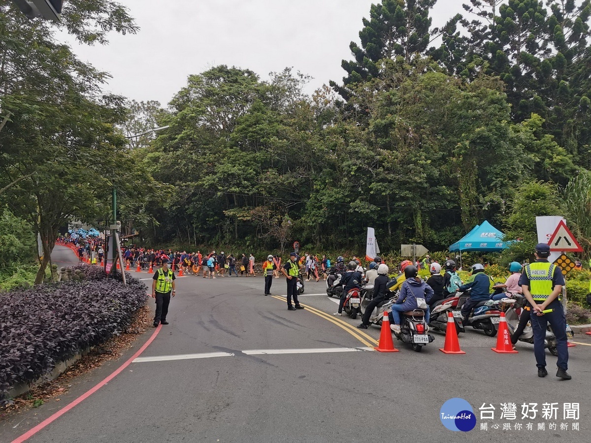 日月潭萬人泳渡活動，警方交通疏導得宜及民眾的配合，周邊道路車多順暢、井然有序。