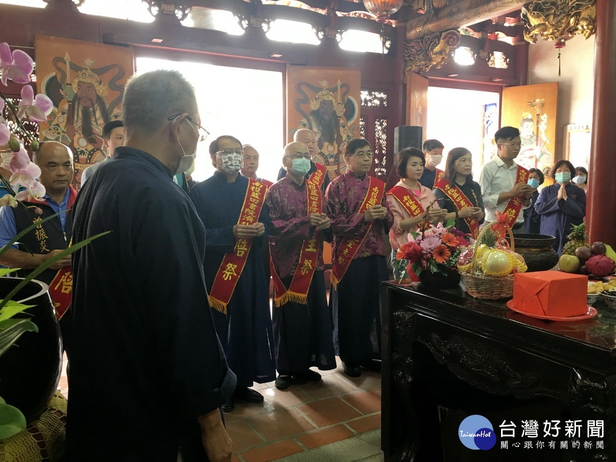主祭生陪祭生上香。(記者扶小萍攝)