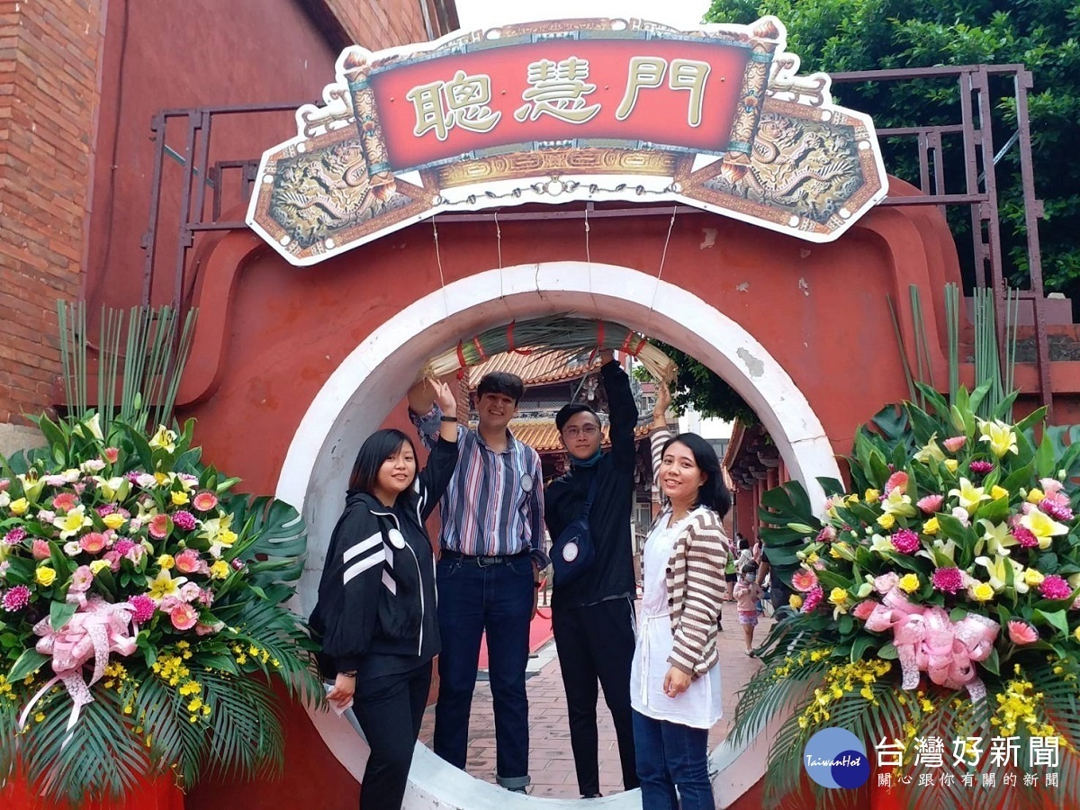 明道外籍生參加祭孔大典 過勤學門祈求開啟智慧