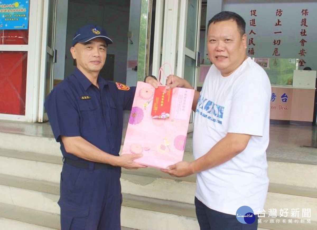 雲林縣警察之友會北港辦事處顧問團長謝政峯前往分局及各派出所贈送每位員警一盒中秋節月餅,由副分局長吳柏源及幹部陪同受贈,慰勞員警辛勞。