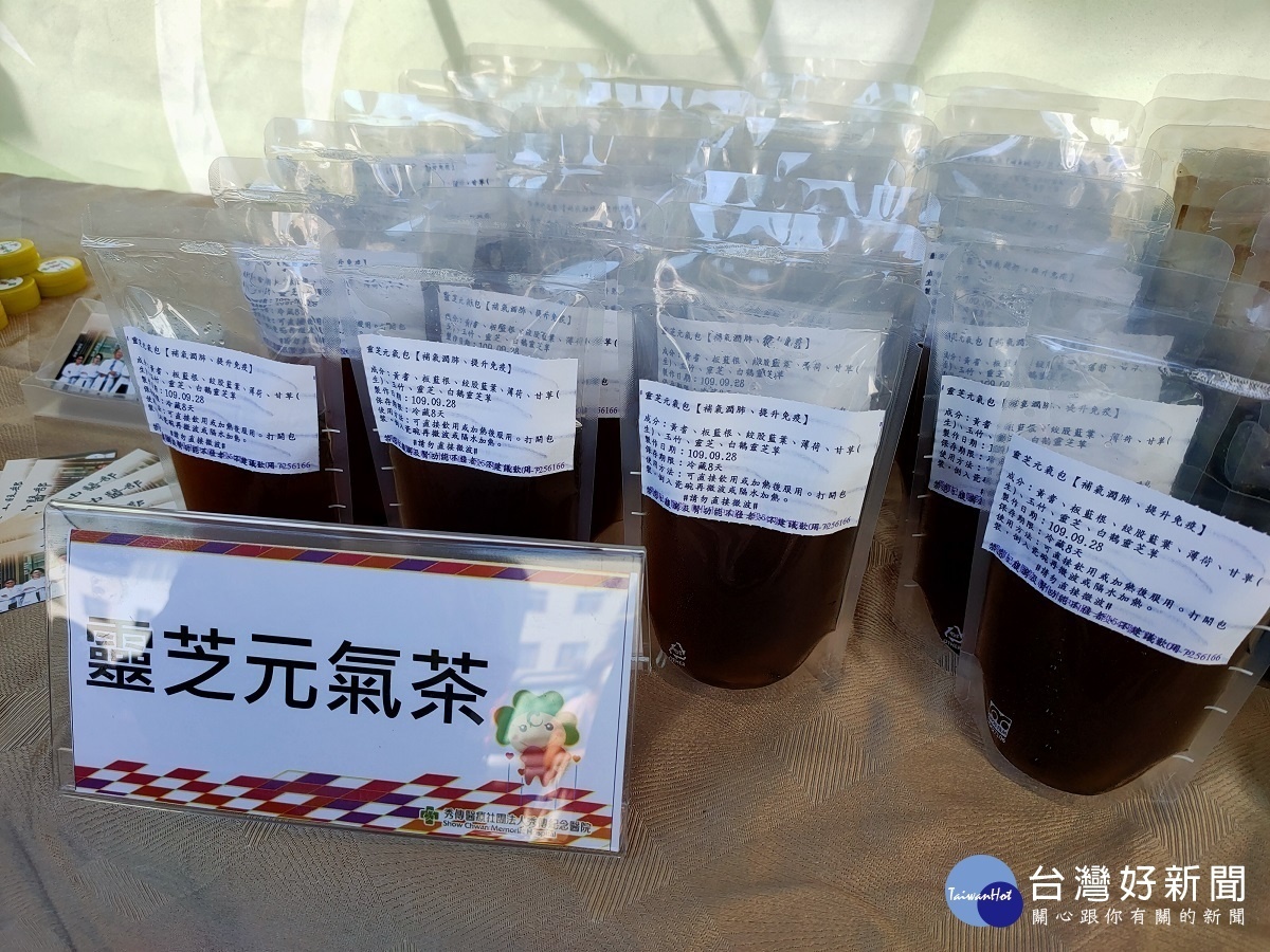 外用藥膏青黛膏、三黃膏等，均由醫師親自製作提供給就診的民眾。圖／記者鄧富珍攝