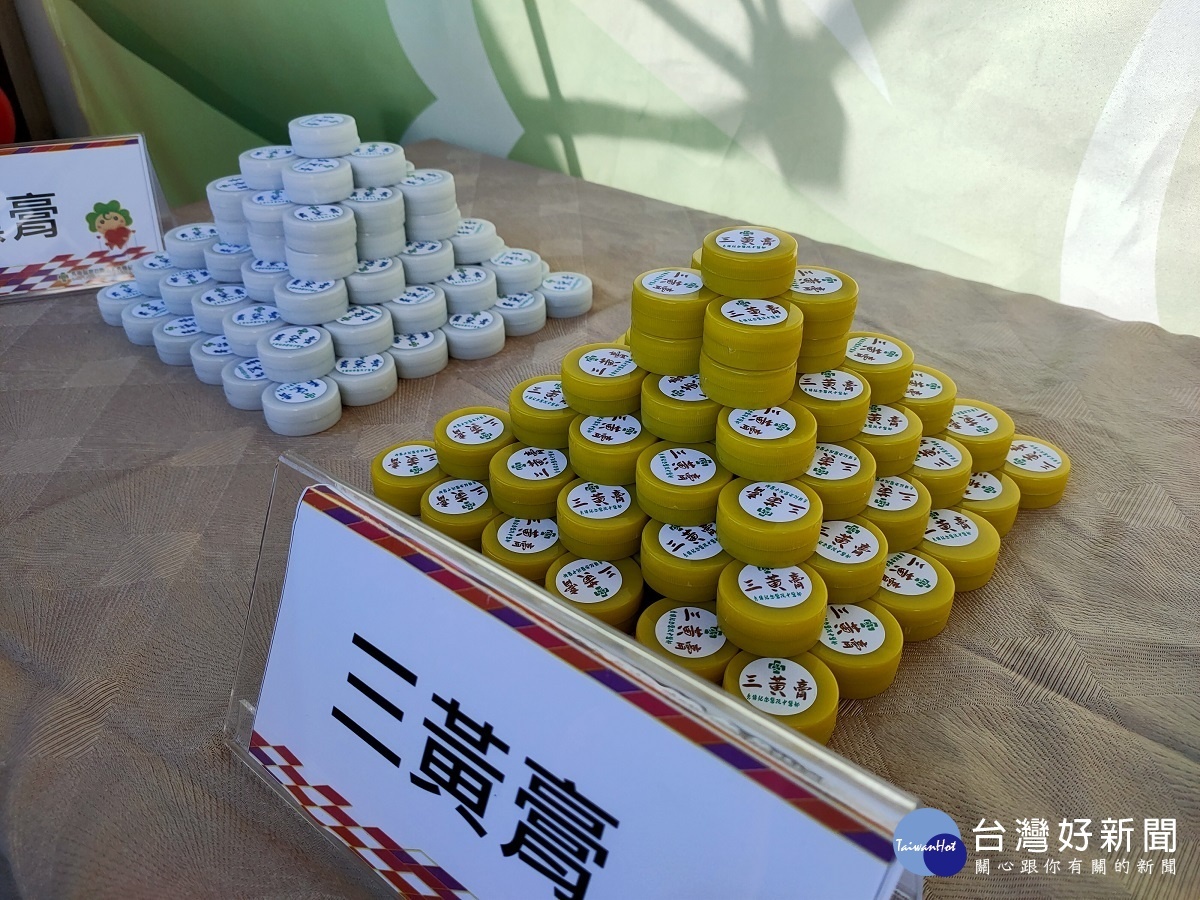外用藥膏青黛膏、三黃膏等,均由醫師親自製作提供給就診的民眾。圖/記者鄧富珍攝
