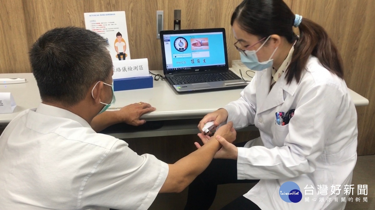 良導絡的經絡能量測量,為骨質健康做診斷。圖/記者鄧富珍攝