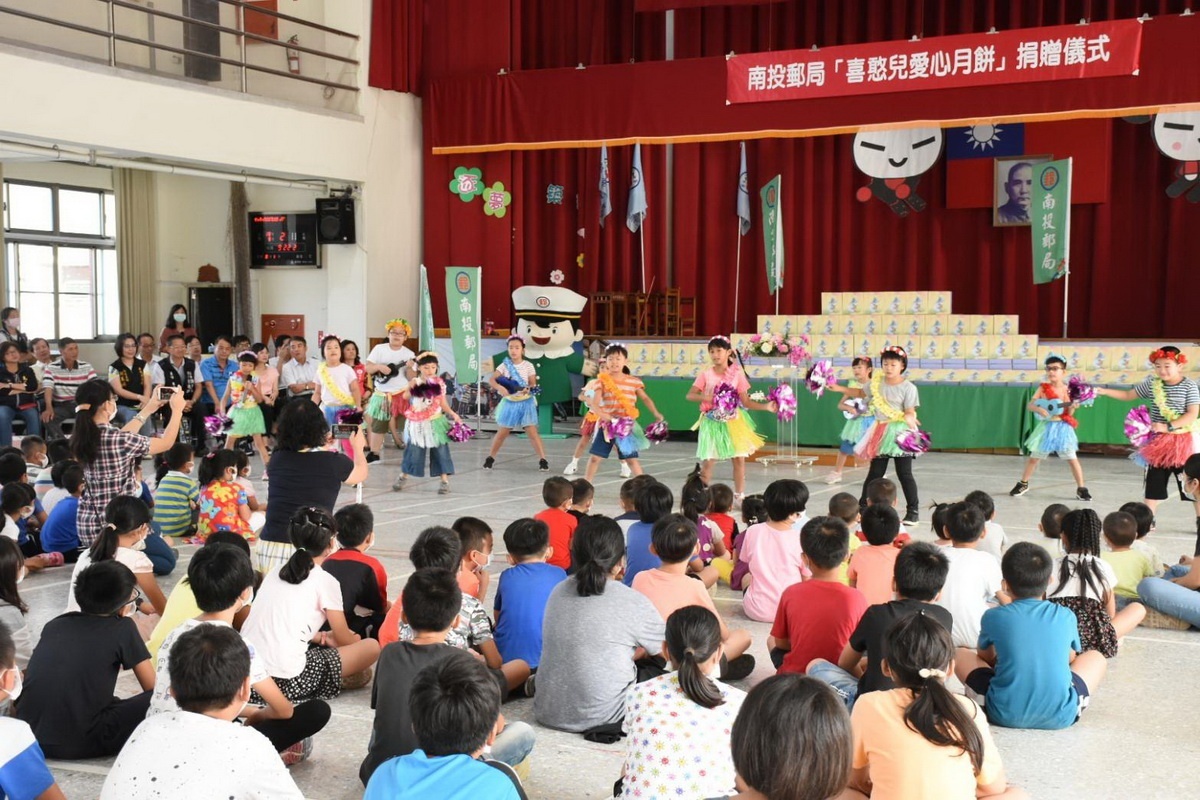中寮國小學童表演。