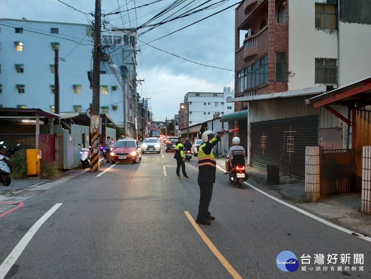 車輛自撞阻礙交通，警民合力抬車疏解。