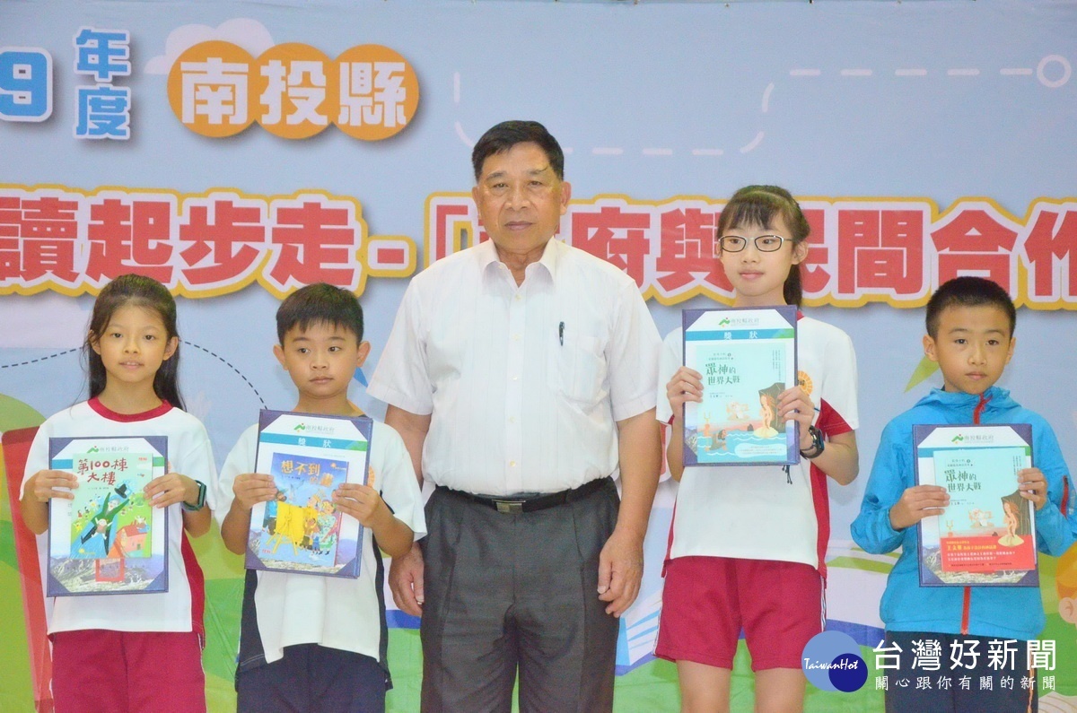 陳副縣長頒獎表揚年度線上認證超過500本以上的國小學童4人。