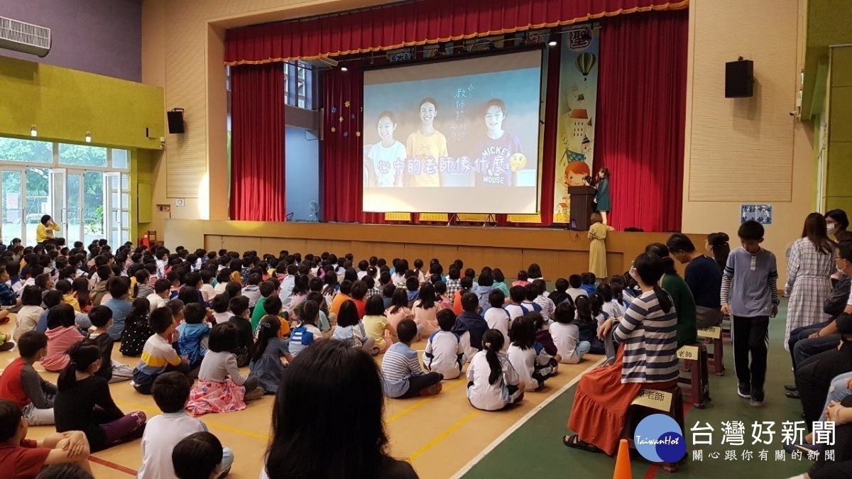 長庚國小慶祝教師節，由學生側拍及速寫體驗一日教師的活動，拍攝成影片。