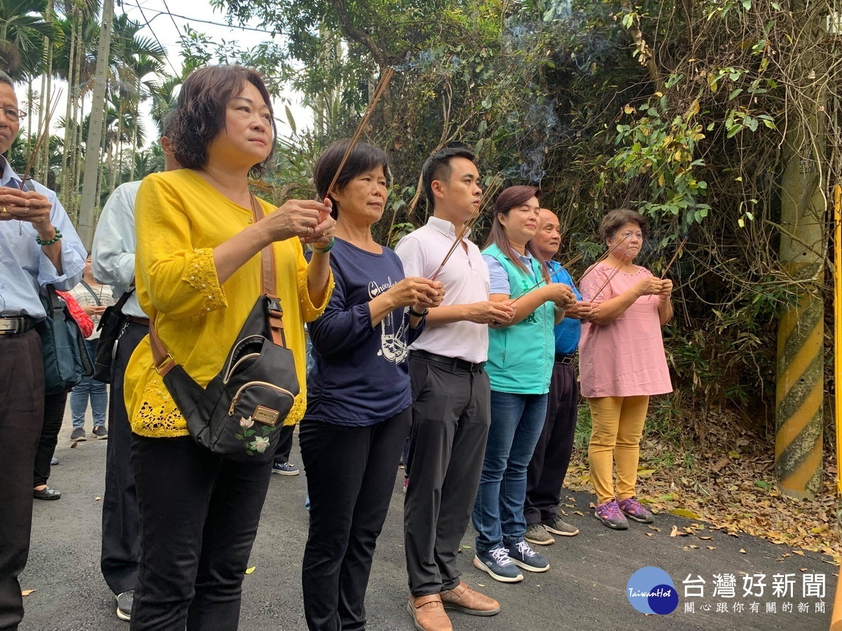 上香祈福。