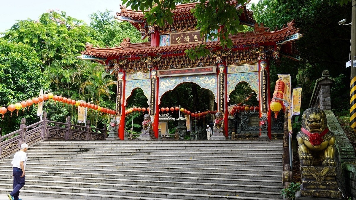 位於至誠路二段上的惠濟宮牌樓,為芝山公園多處入口處之一(圖/台北市工務局提供)
