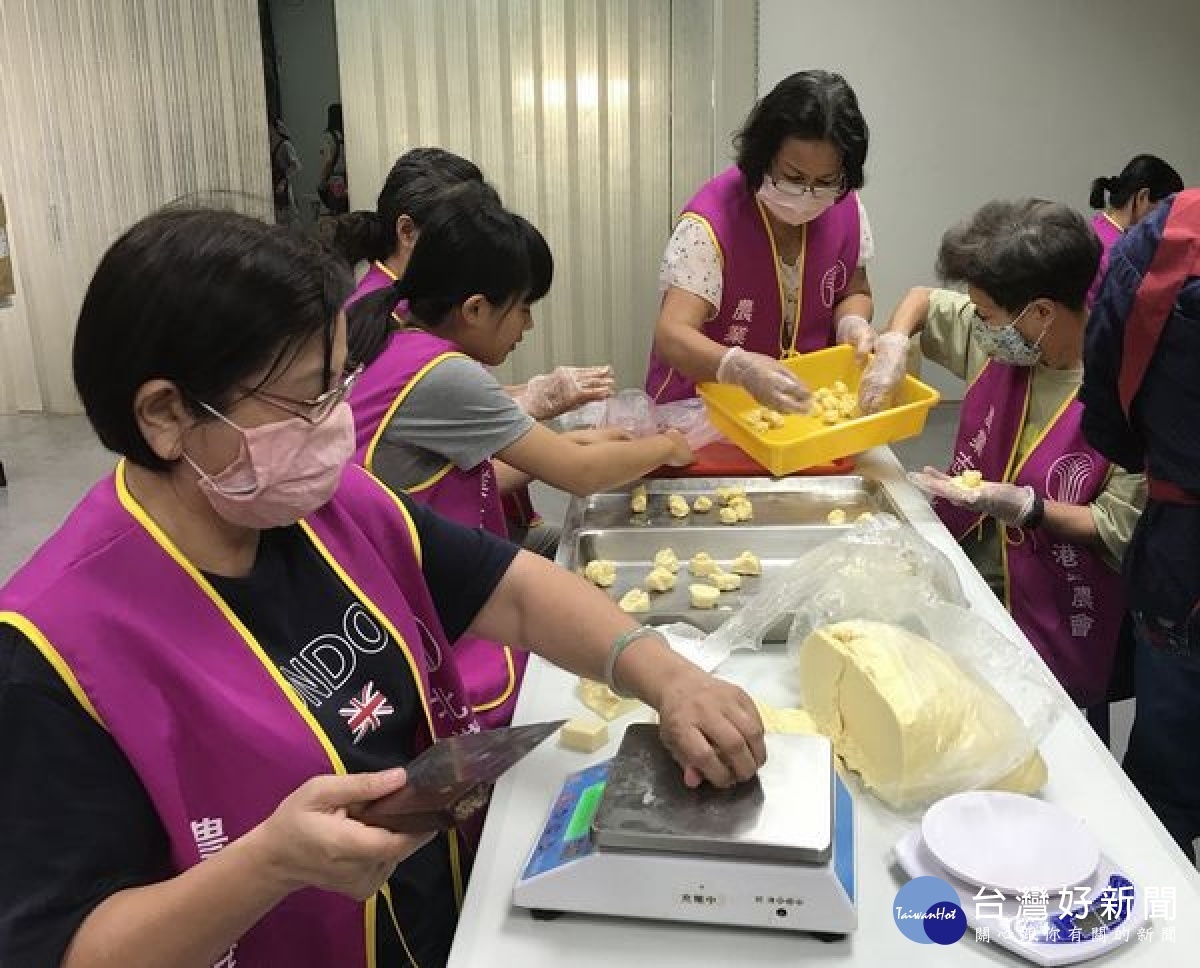 歡慶中秋佳節，北港鎮農會總幹事林翠香號召家政班姐妹們展現好手藝，製作健康又衛生的美味蛋黃酥，與華山基金會服務的獨居長輩們分享。