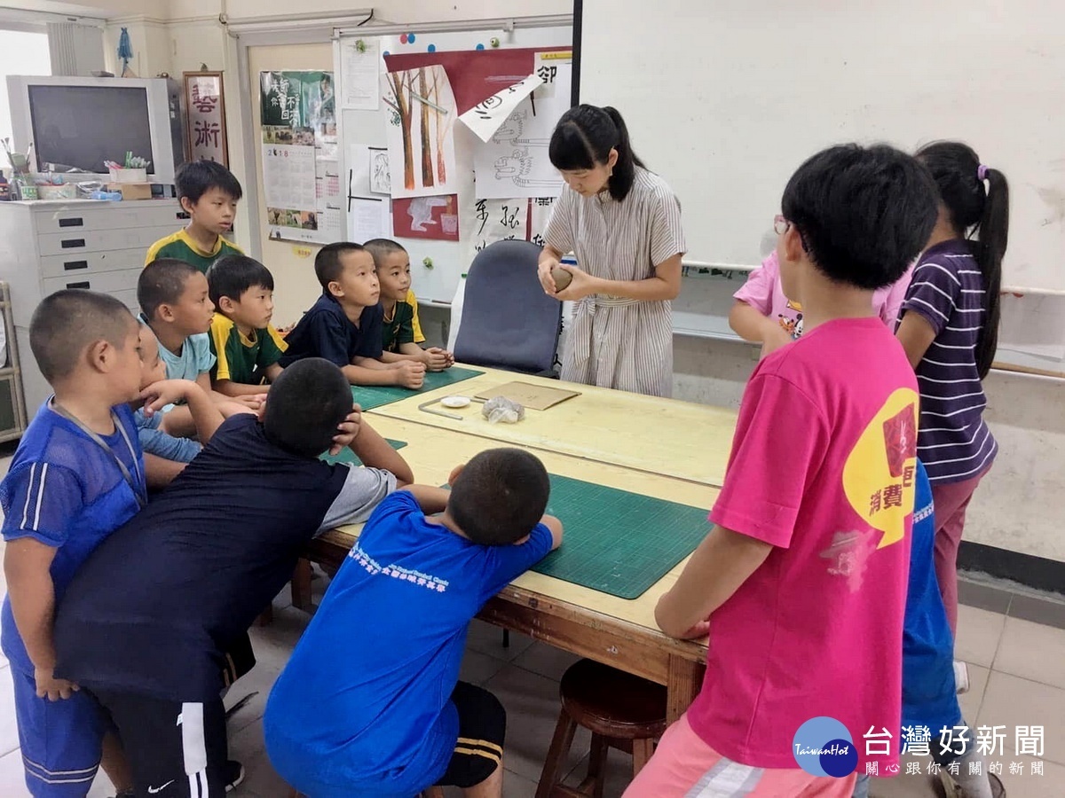 學童非常專注。