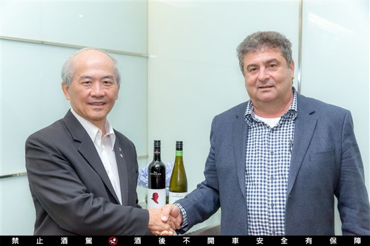 CFB集團總裁 John Casella （圖右）近年來積極拜訪各國進口商，而東順興貿易股份有限公司是亞洲第一個引進黃尾袋鼠的公司，董事長謝豐享跟John已有長年深厚的友誼。