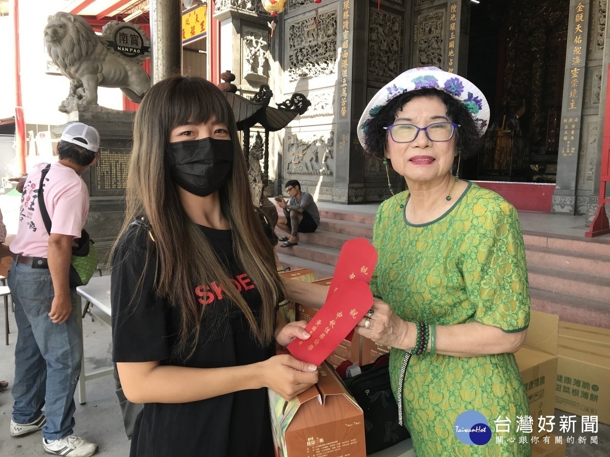 許黃彩好女士，贈予西港區低收入戶每戶中秋禮金及南寶賜百齡藍藻餅乾1盒。