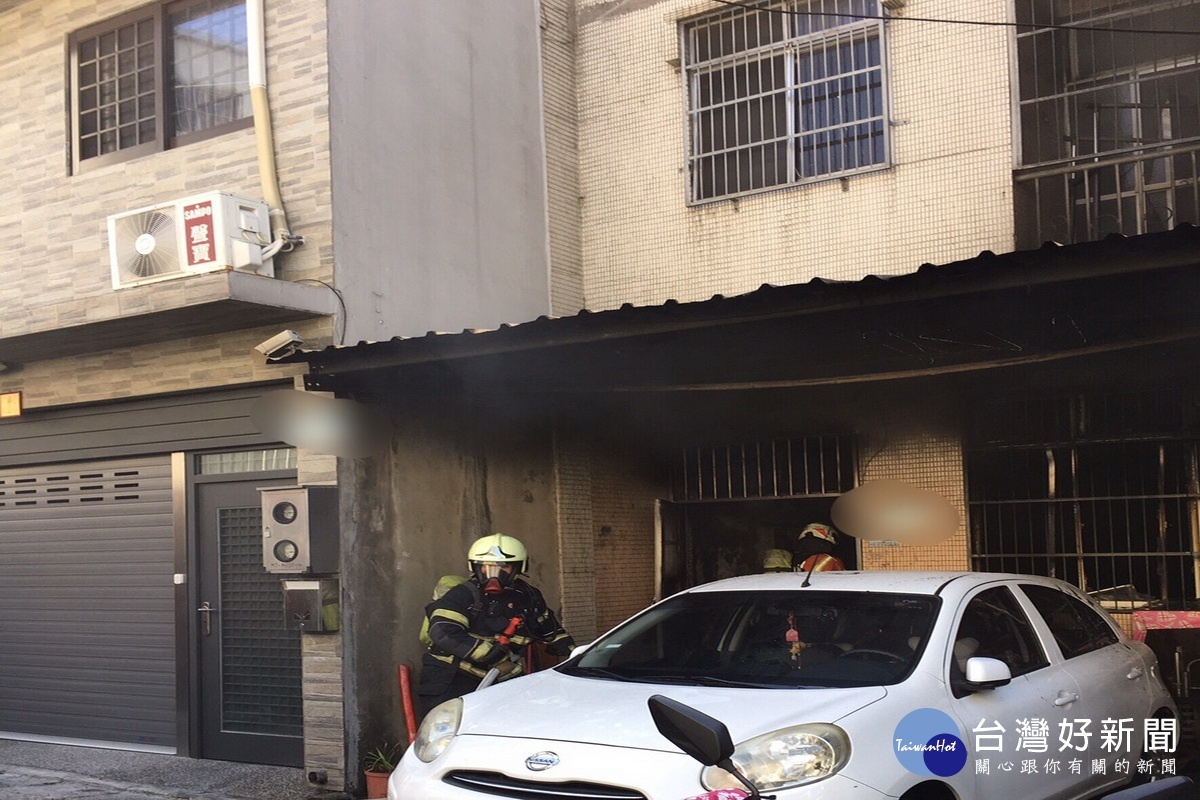 平鎮區湧光路一處3層民宅中秋節中午驚傳火警，消防人員於現場搶救。