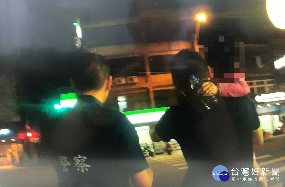 3歲小女孩外出走失,警方協尋找回家人。