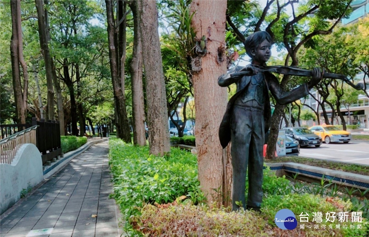 拉著小提琴的小童(圖/台北市公園處提供)