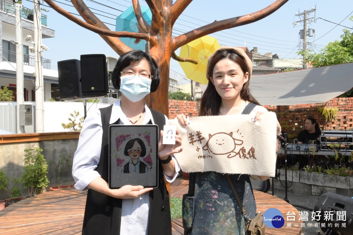 攤位中有DIY手作,利用花來做拓印,在社區上課的時候也已經教導過里民及志工如何製作,民眾今天如果到場還可以拓印手提袋。