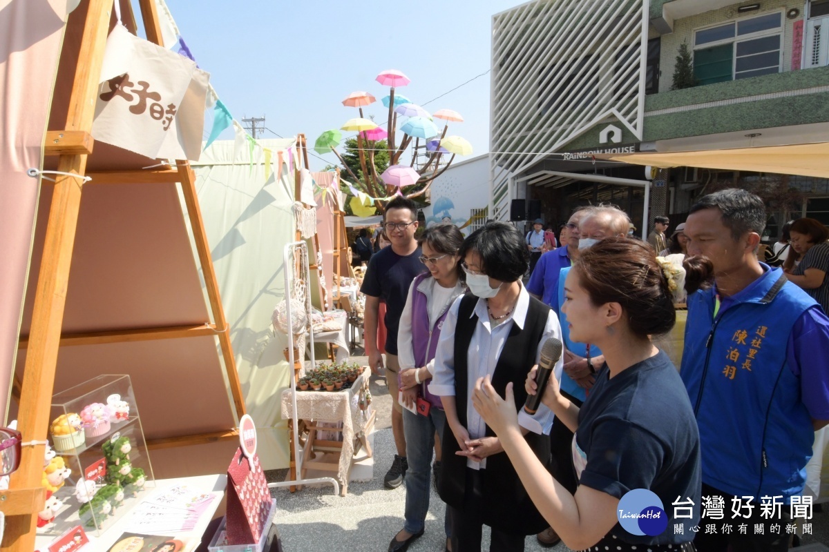 縣長王惠美參觀現場diy攤位。