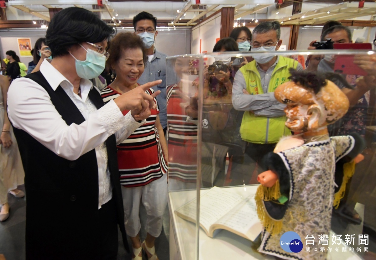 縣長王惠美參訪明世界布袋戲展場。
