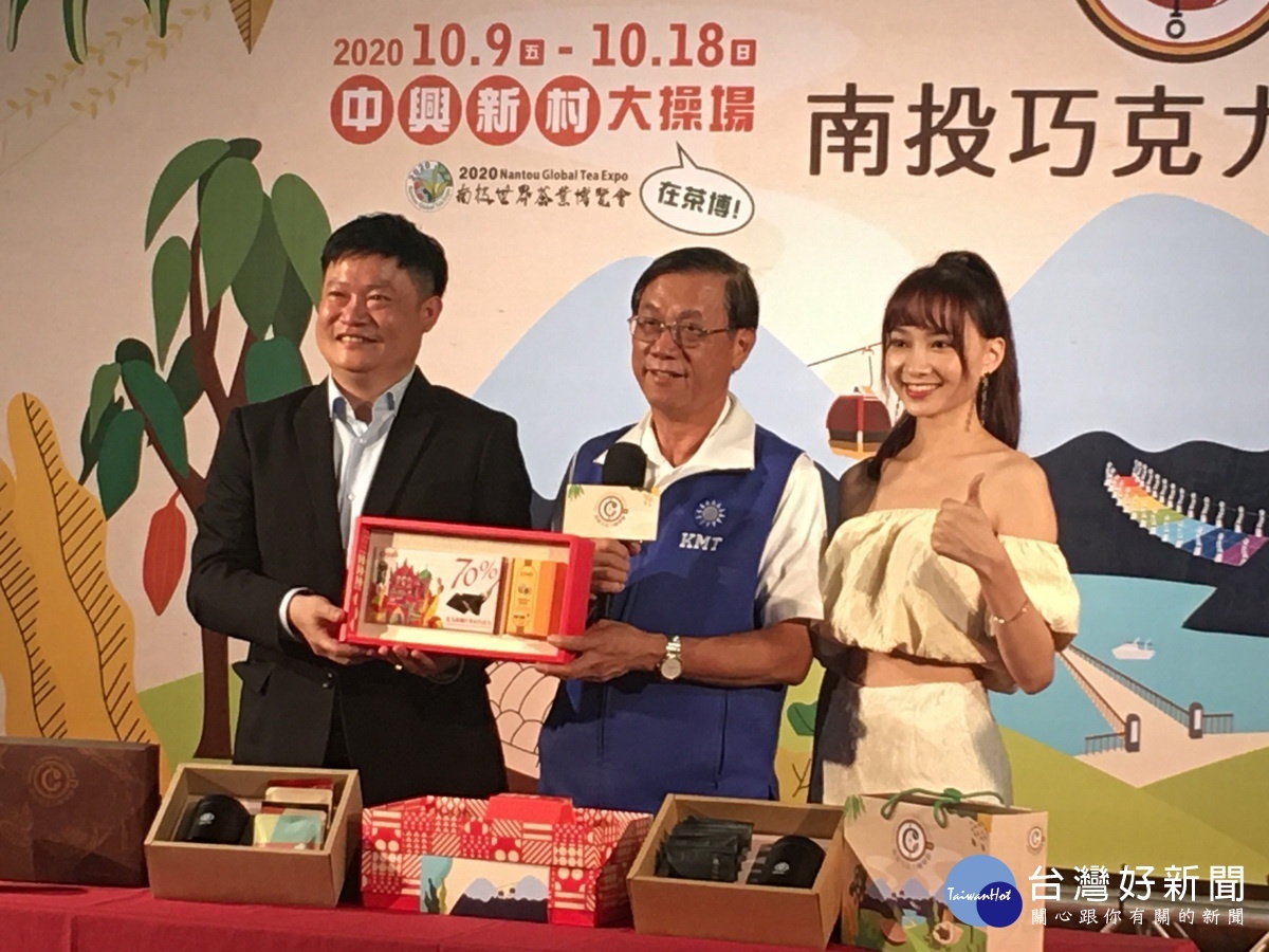 林明溱與巧克力業者推優惠優質禮盒。(記者扶小萍攝)