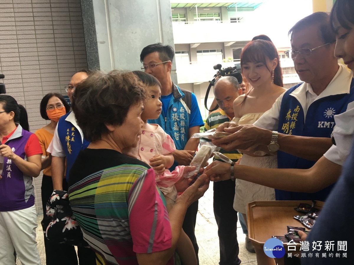林明溱贈巧克力咖啡冰棒。(記者扶小萍攝)