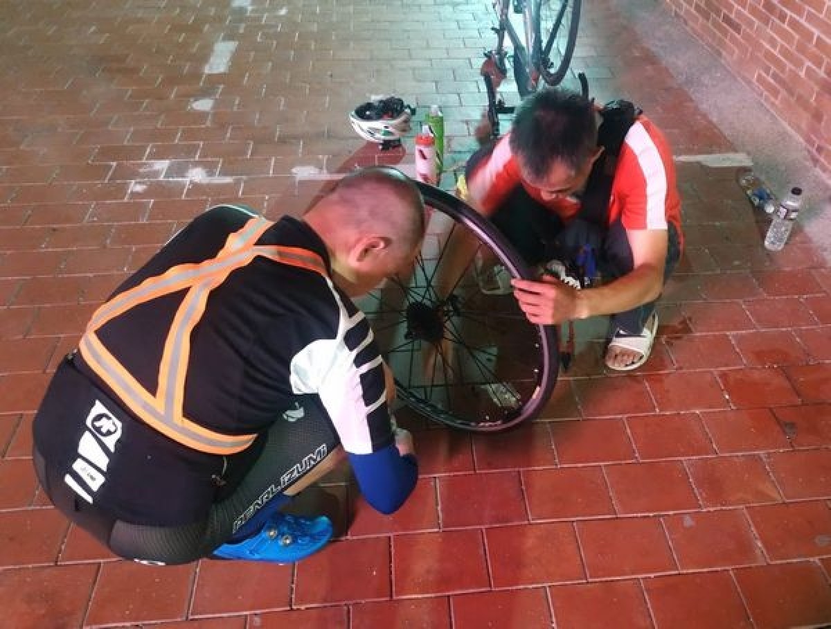 鐵馬騎士參加自行車賽時不幸輪胎破損,在臺西分局員警協助維修後,才能繼續完成賽事,警方熱心助人深獲民眾讚賞。