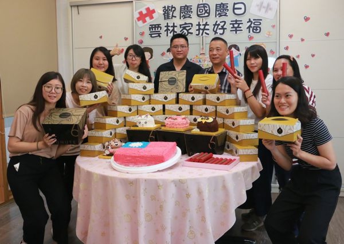 多那之斗六棒球旗艦店歡慶週年,捐贈蛋糕、愛心餐盒及文具給雲林家扶中心,並與環球幼兒園的小朋友高唱生日快樂,分享愛與關懷。