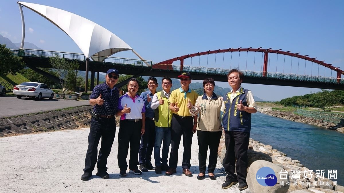 行政院中辦執行長蔡培慧會同水利署副署長鍾朝恭、第三河川局白局長、第四河川局局長李友平等人勘查完工後的堤防環境。