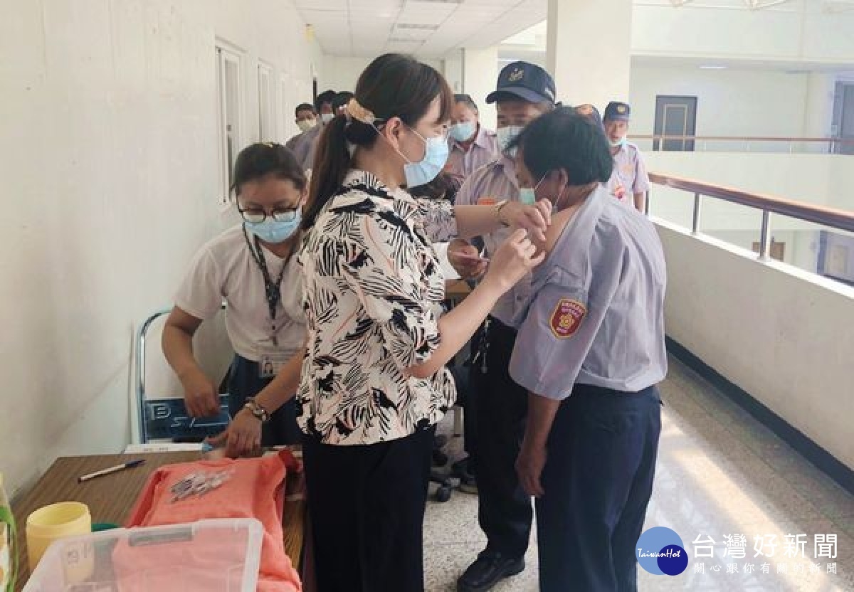 台西警分局舉辦民防常年訓練，特安排專業技能、協勤要領及衛教宣導，分局長張文峰亦頒獎表揚績優隊員，感謝警民合作一同保衛家園。