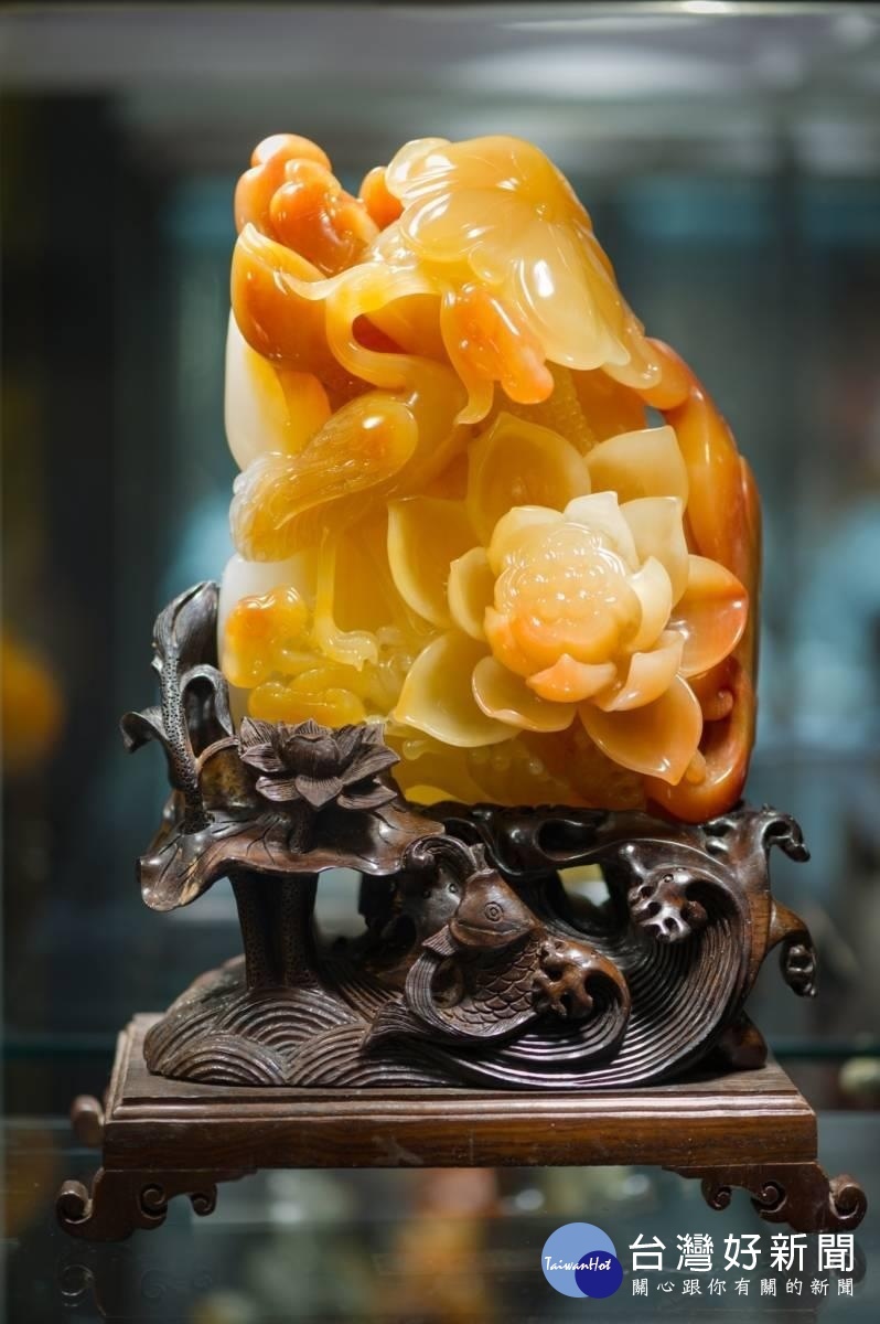 福彩黃龍玉色澤飽滿,黃、紅、白三種色彩更代表著吉祥、富貴、福氣的祝福。