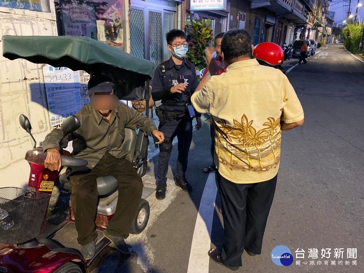 94歲老翁電動車拋錨路中，員警援助平安返家