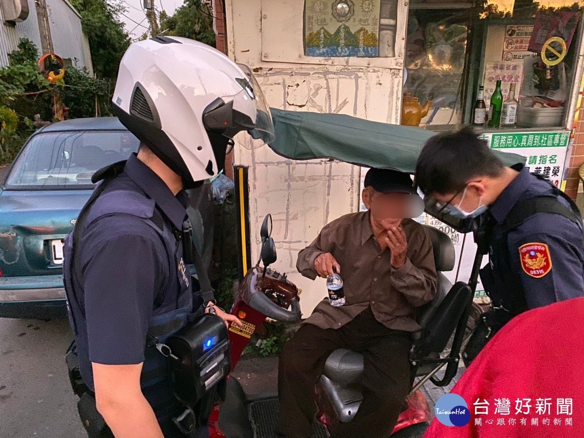 94歲老翁電動車拋錨路中,員警援助平安返家