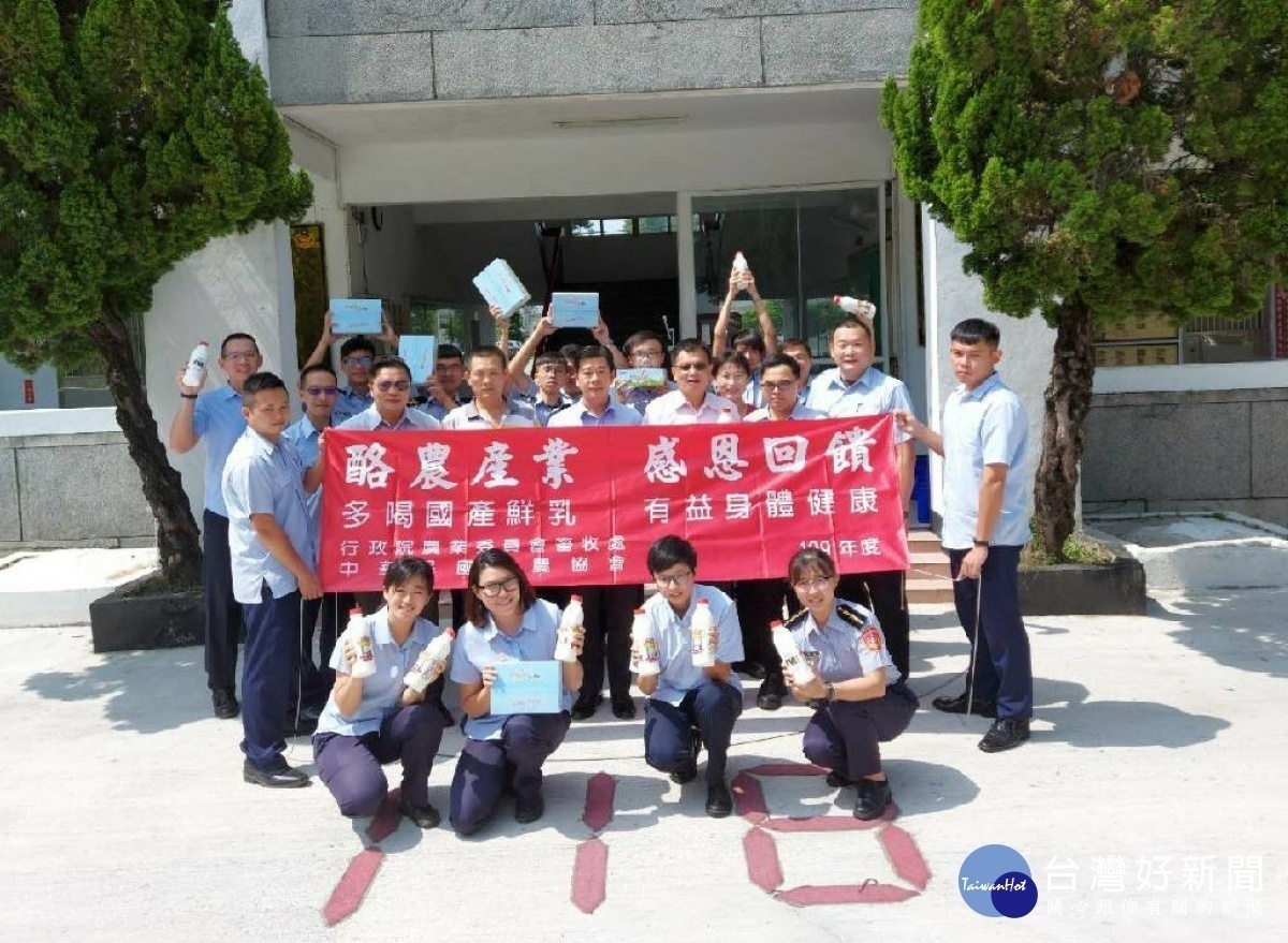 為感謝海巡弟兄堅守崗位維護治安，中華民國酪農協會特別致贈鮮奶及奶酪加油打氣／陳致愷翻攝