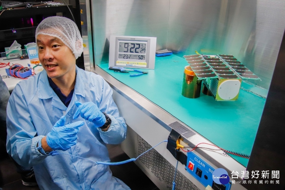 中央大學太空系張起維教授表示,飛鼠號的科學酬載、電力次系統、衛星電腦、飛行軟體及結構皆由中央大學團隊自製研發。