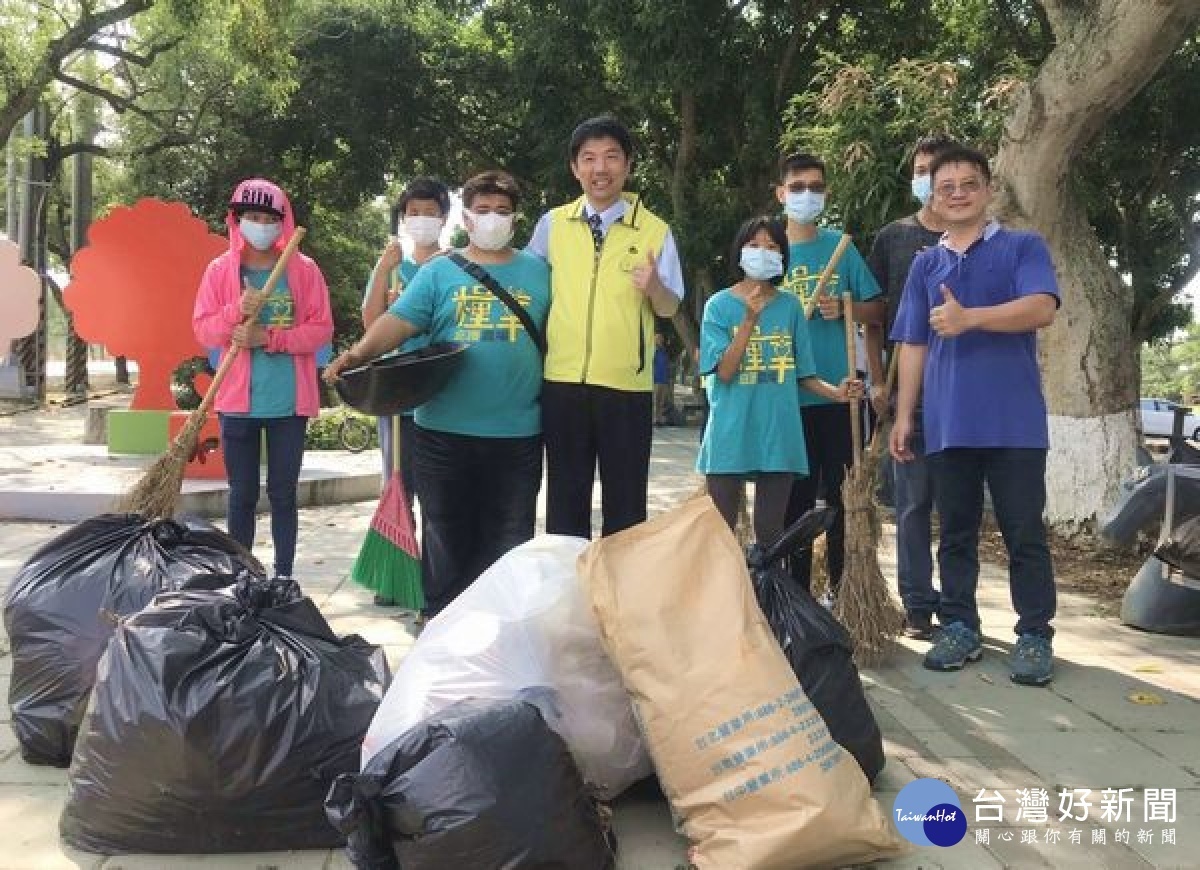 雲林地檢署結合古坑鄉公所、糧莘庇護農場等單位，由檢察長洪家原帶領社會勞動人、身障孩子們至綠色隧道撿拾垃圾清淨家園，體認社會回饋之真義。