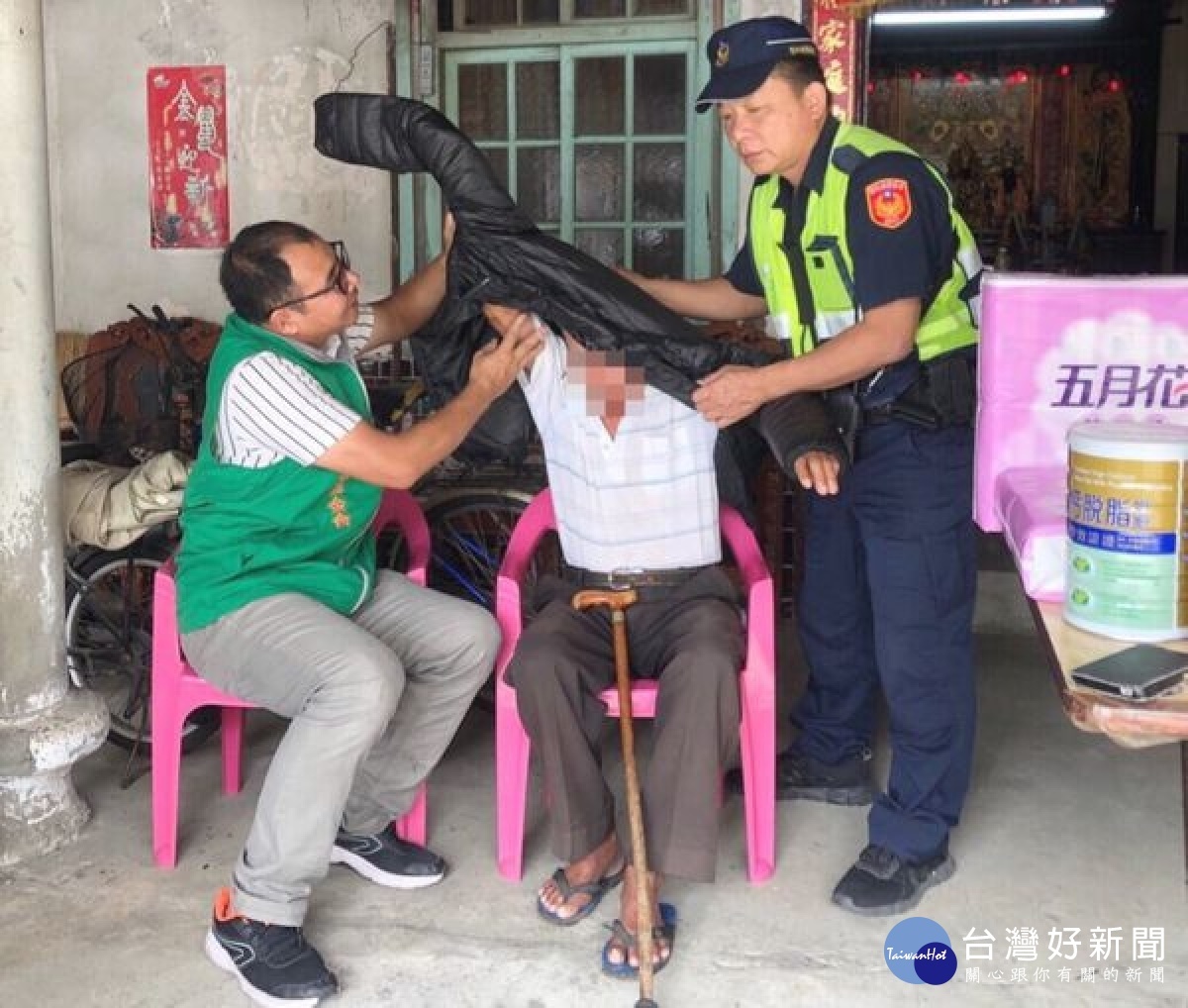 口湖所員警巡護發現洪姓民眾因意外造成一家三口生活陷入困頓,除積極主動予以協助並透過馬上關懷轉報張榮發基金會,送上急難救助金及物資,暫解燃眉之急。