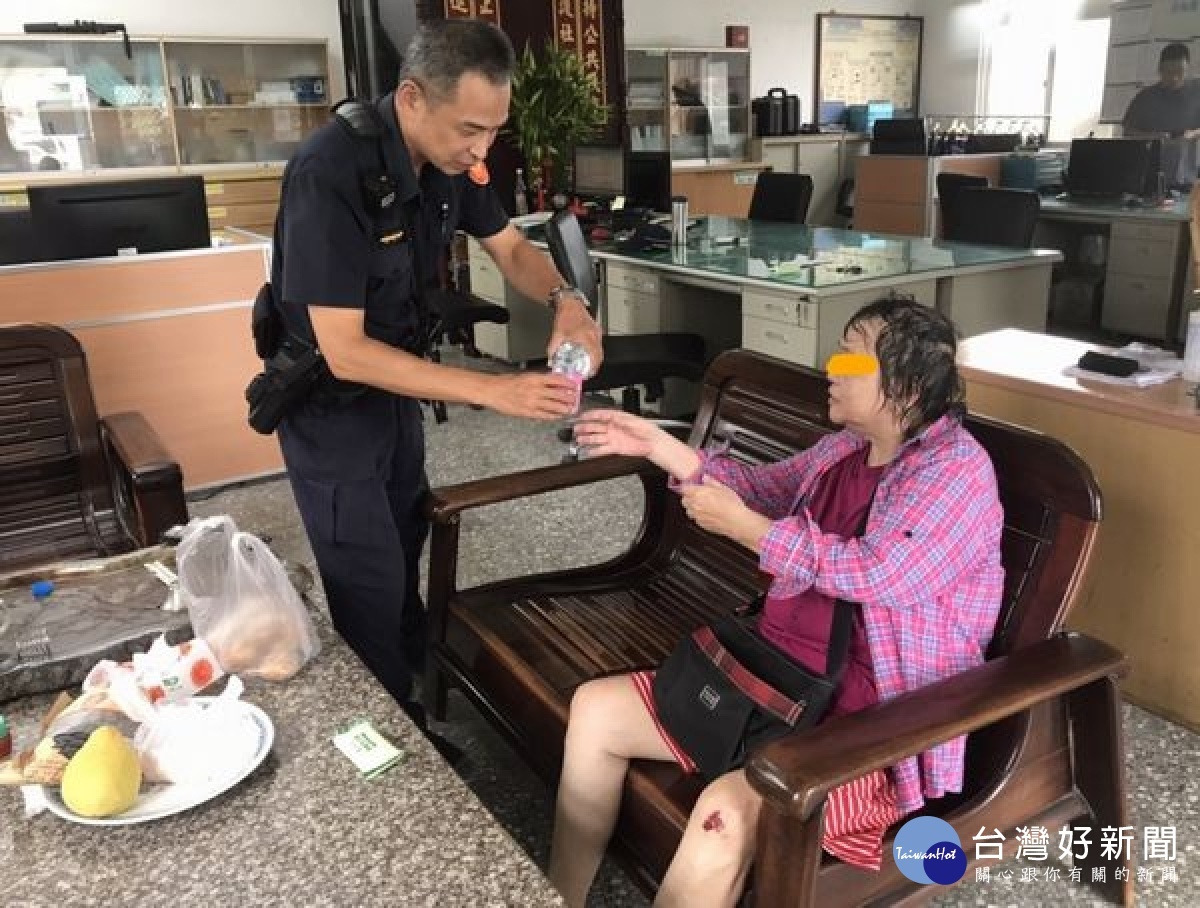 失智老婦外出忘記返家之路,所騎乘車輛沒電還不慎跌傷,所幸警方及時予以援救,婦人才得以平安與家人團圓。
