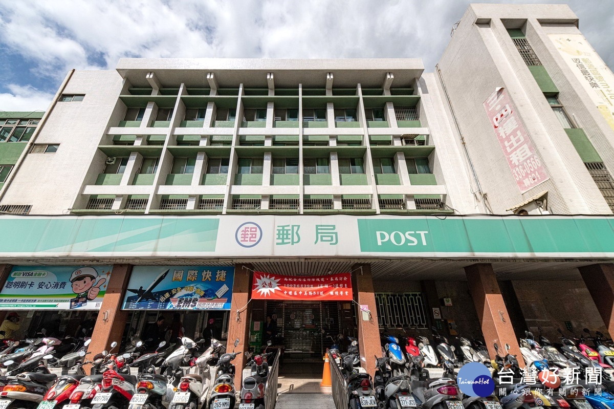 位於中壢區中山路的桃園郵局中壢分局,由於建築主體老舊將於年底拆除並改建。