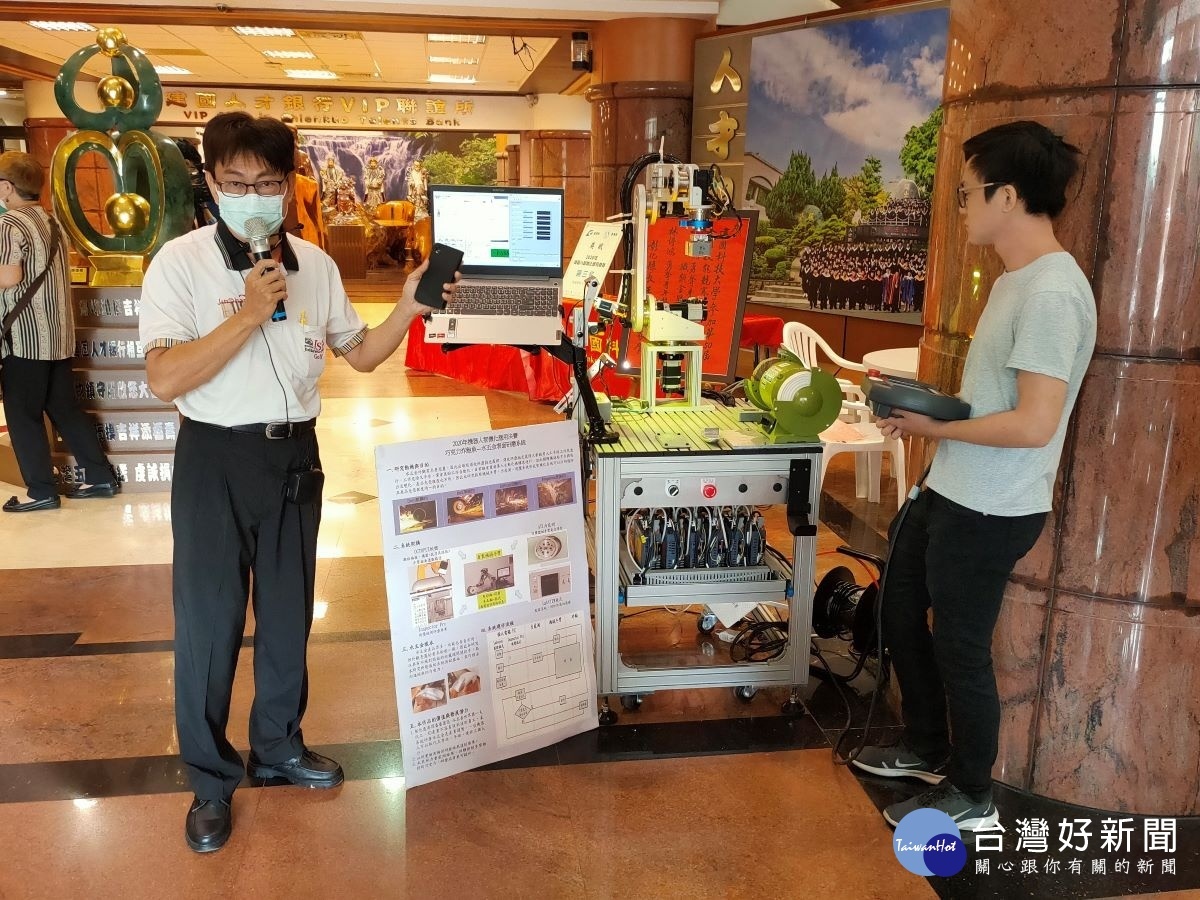 建國科大師生參加「2020上銀智慧機械手實作競賽」榮獲第三名,榮獲獎金10萬元。左為指導老師蔡吉勝教授,右為自動化系學生蔡博丞。圖/記者鄧富珍攝