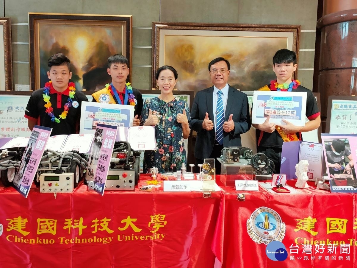 建國科大師生參加技能競賽、智慧機械手實作競賽獎不斷。建國科大校長江金山、達德商工校長許維純到場為得獎校友洪慶桐、林博鴻加油打氣!圖/記者鄧富珍攝