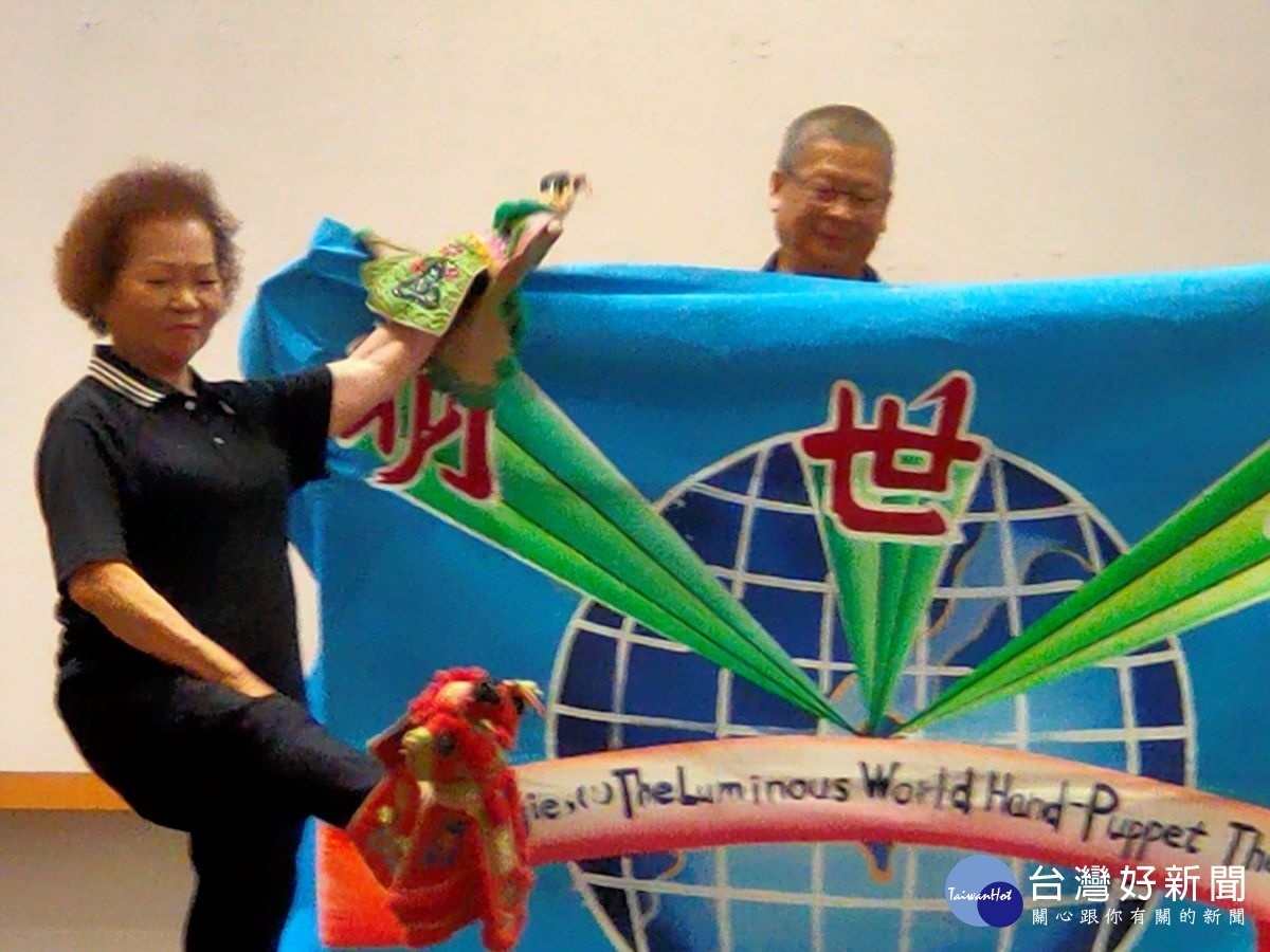 明世界掌中劇團團長茆國聰操偶演出。圖/記者鄧富珍攝