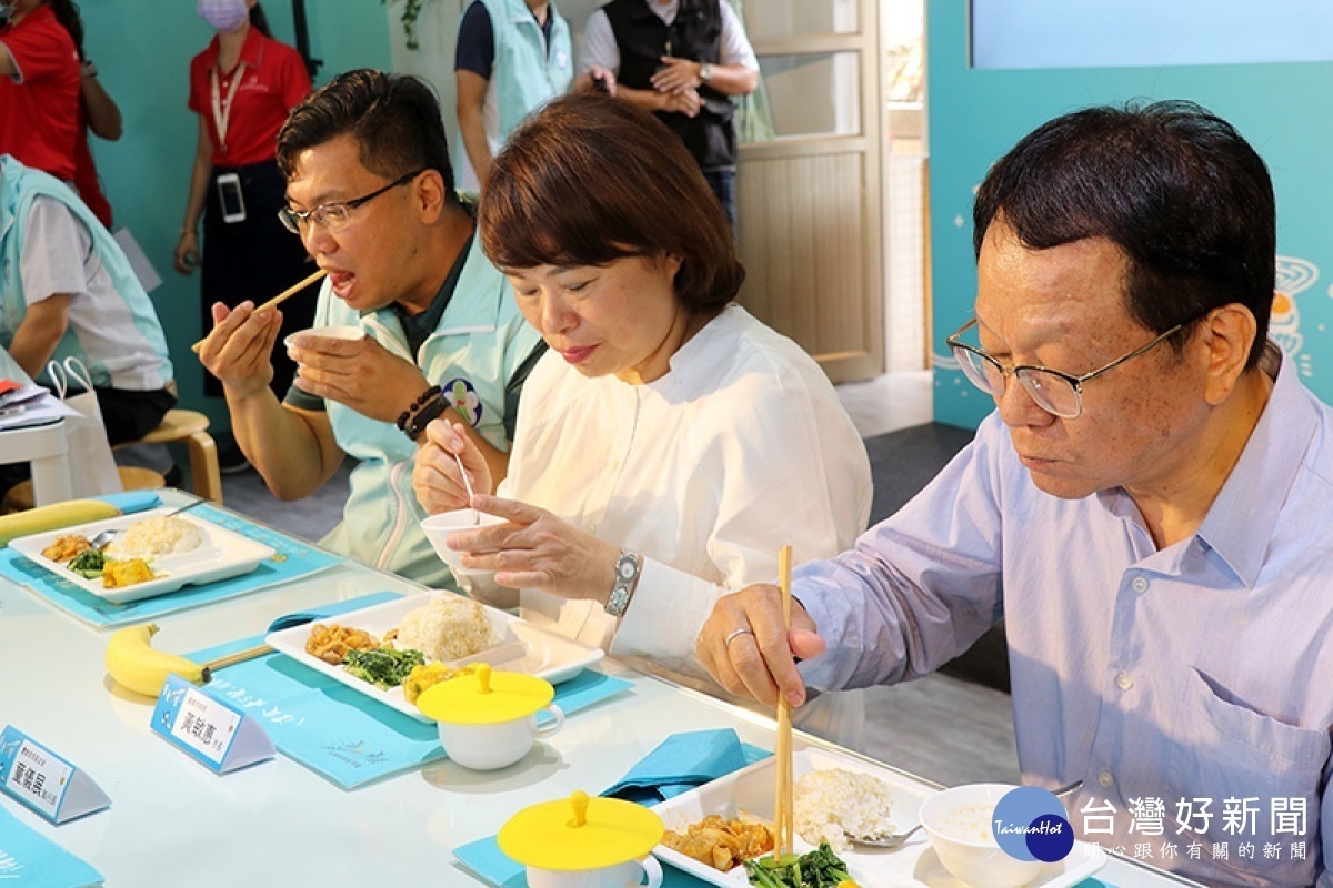 嘉義市長黃敏惠與灃食教育基金會董事吳明昌（右）一起在食育教室用餐／嘉義市府提供