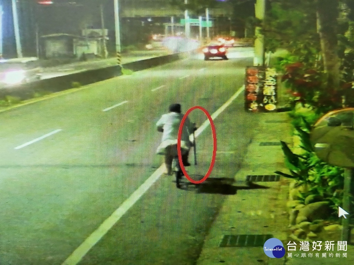 「內有惡犬」雨鞋賊攜拐杖護體偷竊 眼尖警方一舉識破竊案