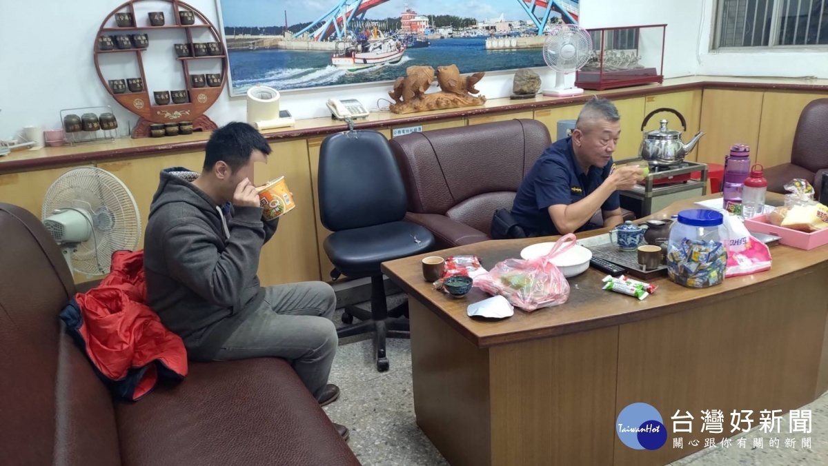 所長連英傑安撫沈姓男子情緒並帶至派出所用餐,不斷開導且給予一些社福資訊,才讓沈男再度振作起來。
