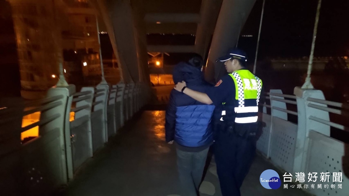 所長連英傑安撫沈姓男子情緒並帶至派出所用餐,不斷開導且給予一些社福資訊,才讓沈男再度振作起來。