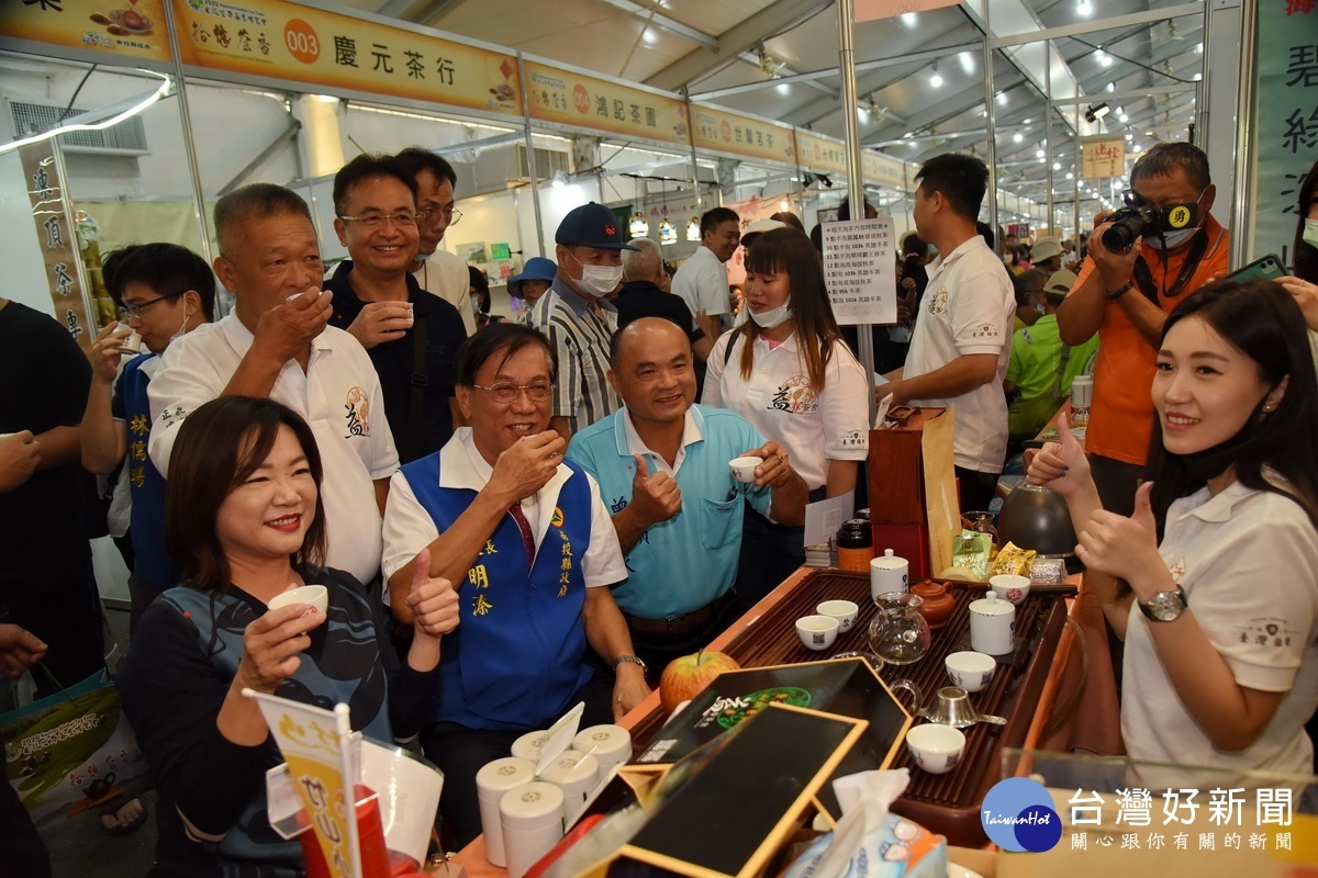 林縣長到各茶攤位祝福並品好茶。