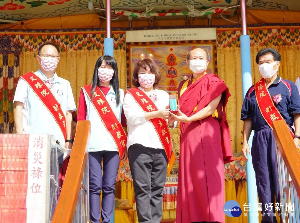 行動佛殿105站嘉義市香湖公園，世界佛教正心會總會長卓志(右二)致贈珍貴加持物綠度母墜子給黃敏惠市長(中)，社會處長林家緯(左一)、民政處長劉美鳳(左二)、議員吳上明陪同出席關懷弱勢公益雙十國慶祈福法會。