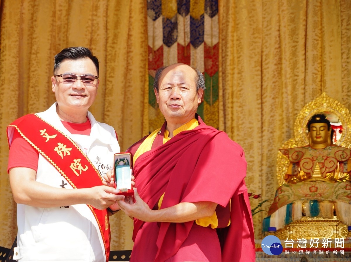 卓志揚總會長(右)致贈珍貴加持物綠度母墜子給黃大祐議員(左)，感謝出席公益祈福活動。