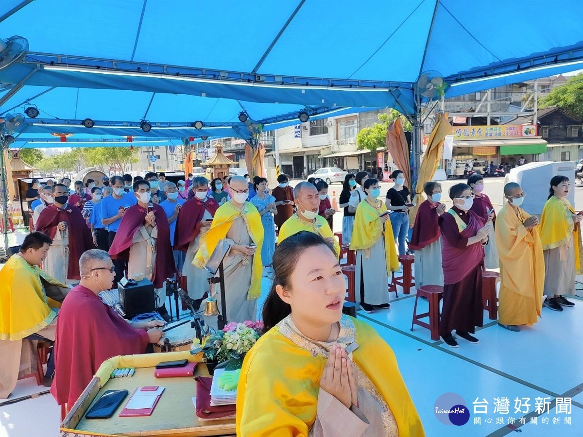 行動佛殿105站嘉義市香湖公園，信眾齊心誦經祈福，祈請南無第三世多杰羌佛、南無本師釋迦牟尼佛、十方諸佛菩薩護佑加持，世界各地疫情早日遠離息沒，災去福臨。