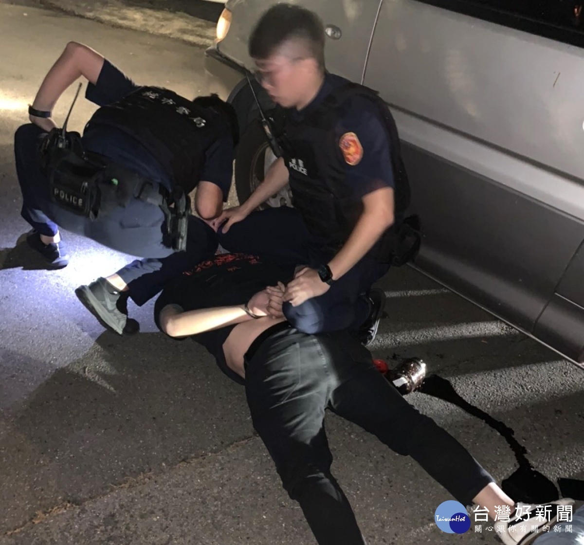 債務糾紛男子遭人強押上車,警方快打部隊攔截破案